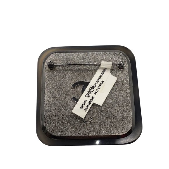 CHANEL GREY 2009 METAL, AGATE, AND STRASS BROOCH - Picture 2 of 6